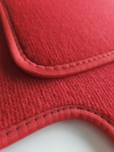 tapis auto rouge aspect velours rouge avec talonnette renforcée PRESTIGE