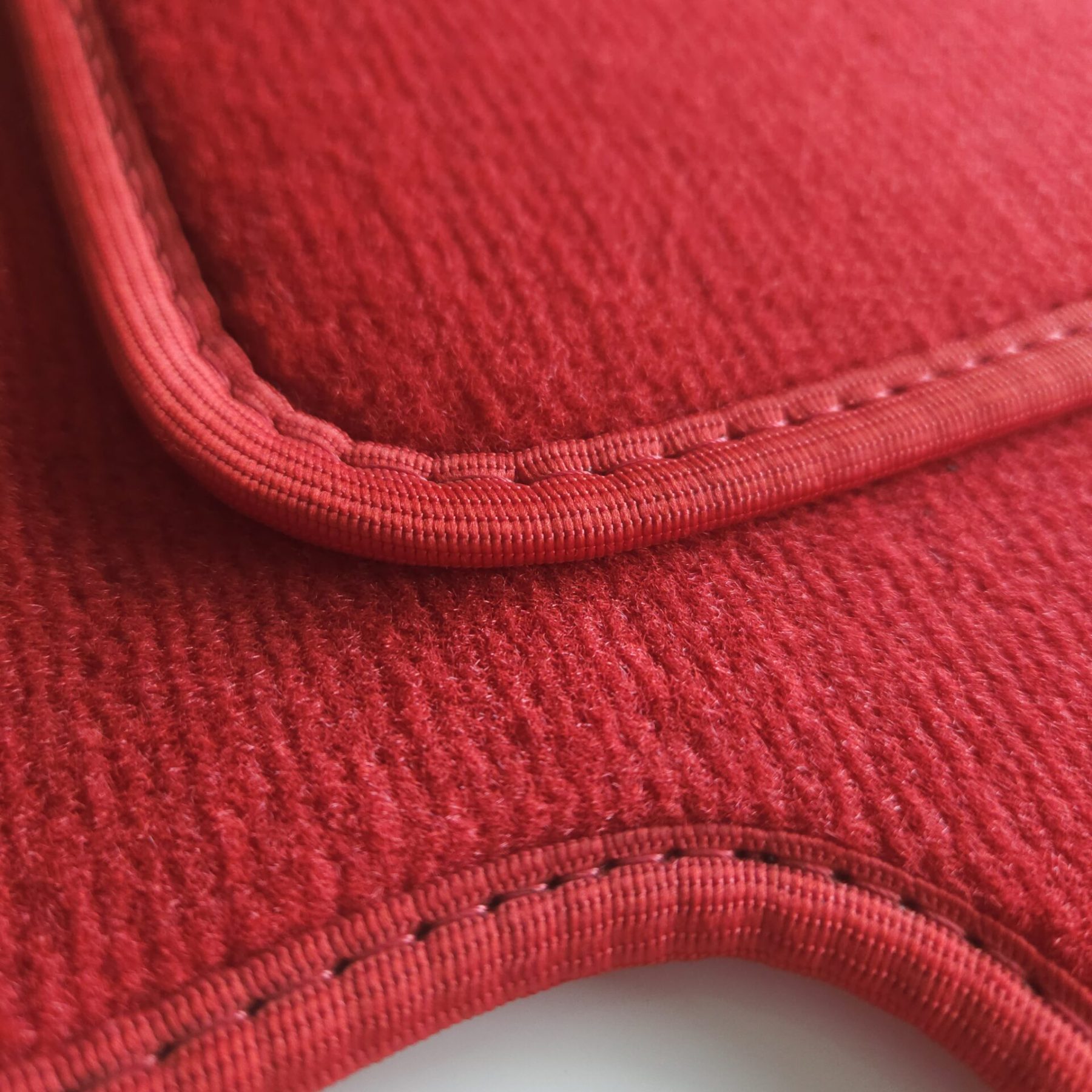 tapis auto rouge aspect velours rouge avec talonnette renforcée PRESTIGE